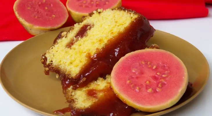 Bolo de Fubá com Goiabada