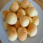 Pão de queijo caseiro simples e rápido de fazer