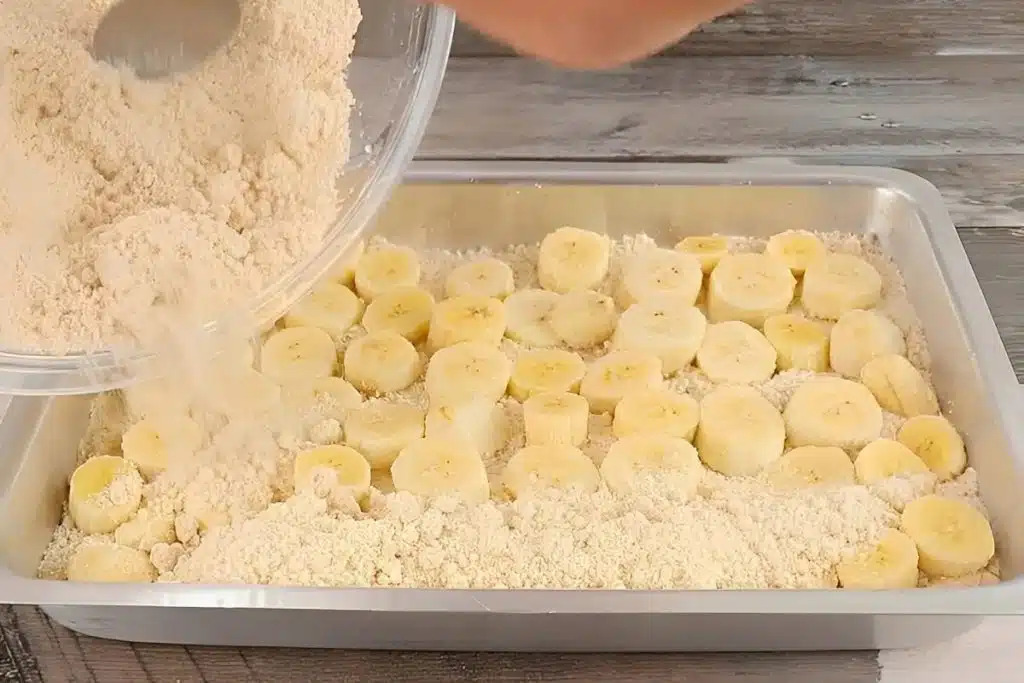 Torta de preguiçoso simples e fácil de fazer é só colocar os ingredientes em camadas e levar ao forno